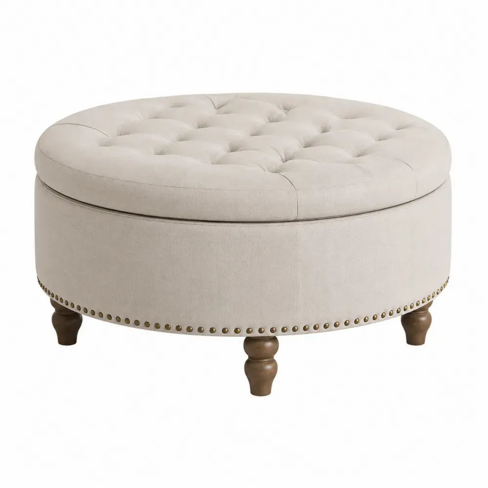 Reposapiés redondo de poliéster beige con capitoné tachuelas metálicas y patas de madera 65 x 65 x 42 cm