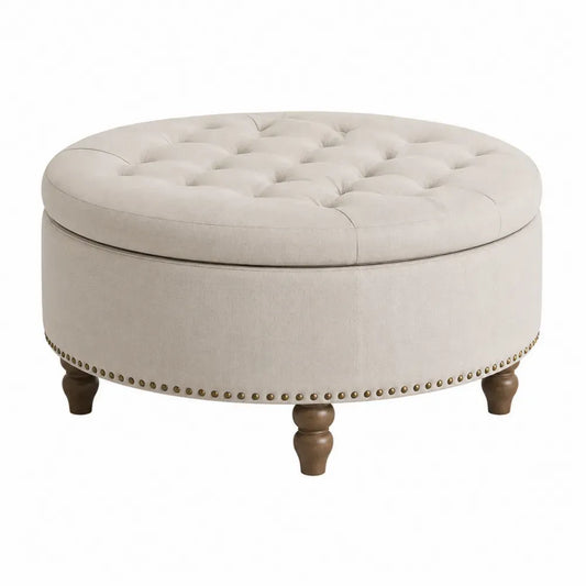 Reposapiés redondo de poliéster beige con capitoné tachuelas metálicas y patas de madera 65 x 65 x 42 cm